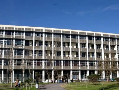 Σοβαρές ζημιές στο ΑΠΘ μετά τα χθεσινά επεισόδια- Εικόνες από τη βομβαρδισμένη σχολή (βίντεο-φωτο)